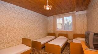 Гостиница Guest House Chayka Сочи Четырехместный номер эконом-класса с общей ванной комнатой-5