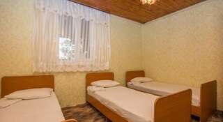 Гостиница Guest House Chayka Сочи Трехместный номер с общей ванной комнатой-1