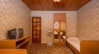Гостиница Guest House Chayka Сочи Четырехместный номер эконом-класса с общей ванной комнатой-7