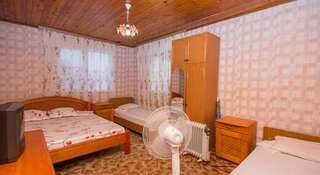 Гостиница Guest House Chayka Сочи Четырехместный номер эконом-класса с общей ванной комнатой-1